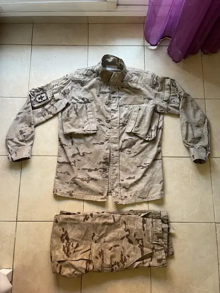 Uniforme pixelado árido 