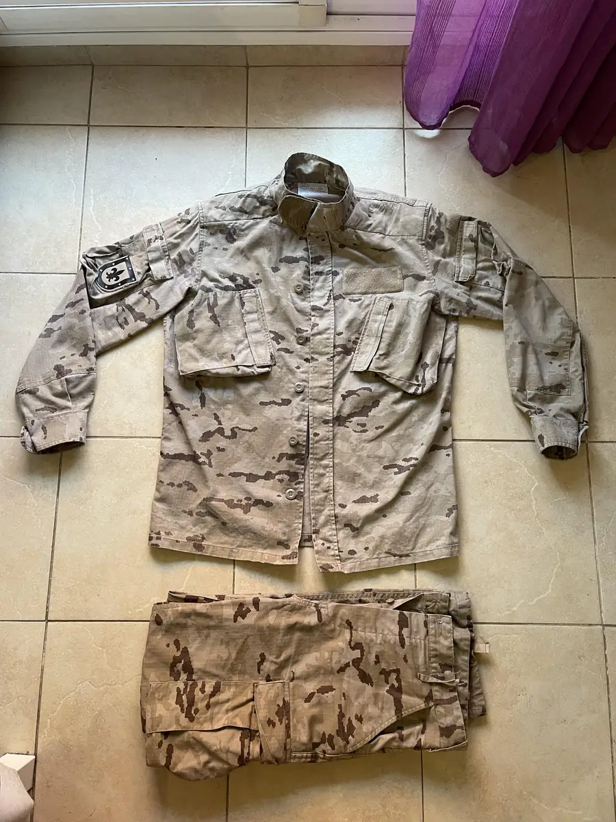 Uniforme pixelado árido  — imagen 1