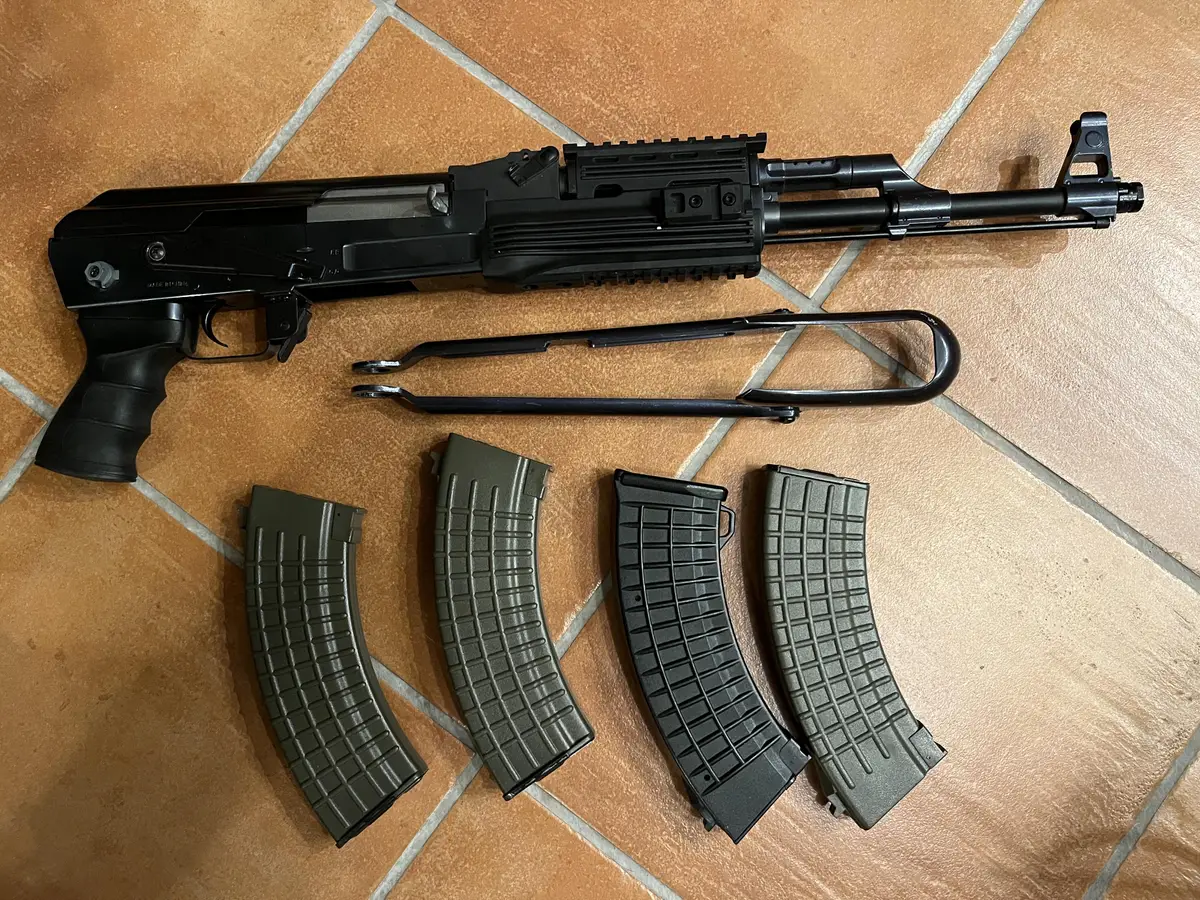 AK-47 y accesorios — imagen 1